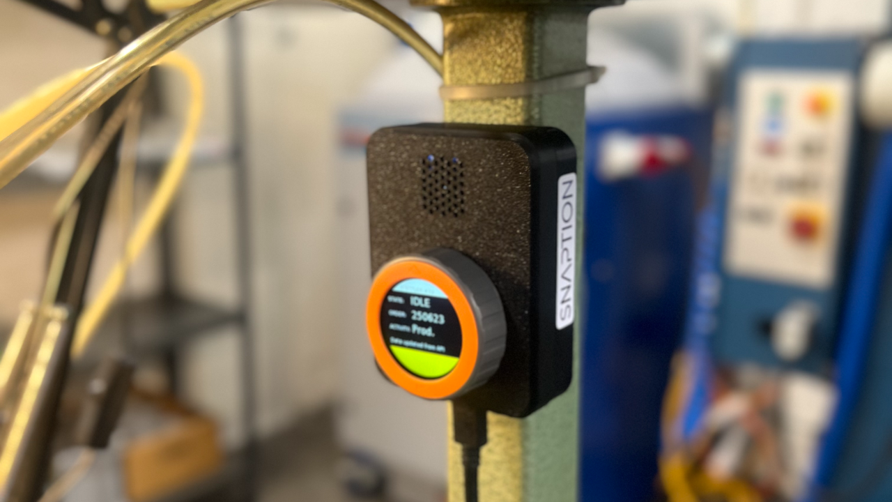 Smart HMI operator dashboard with machine status and active order